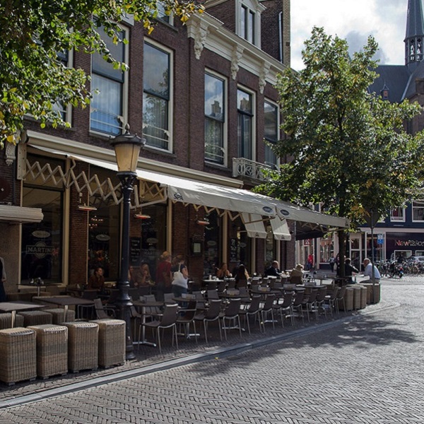 Stalen schaararm zonnescherrm van Cafe Broers in Utrecht