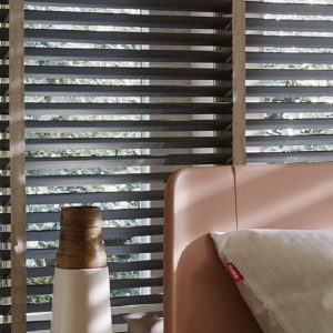 Luxe houten jaloezie met banden, brede lamellen, donkere en lichte kleuren ook breder dan 240 cm