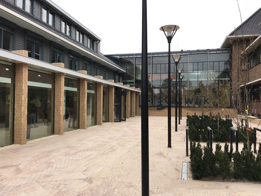 2021-04-19-gemeentehuis-katwijk-606-1618840766184647193 Houd de zon buiten met onze zonwering